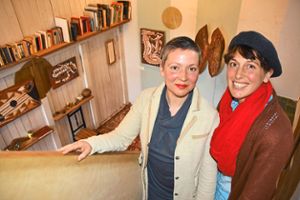 Anna  Krause-Sparmann und Lena Goehlnich (rechts) auf der Treppe zum ersten Obergeschoss ihres Wohnhauses in Ettenheimmünster. Im Hintergrund ist der große Eingangsbereich zu sehen, in dem – ebenso wie im restlichen Gebäude  –  Kunstwerke der Aborigines gezeigt werden.   Foto: Schabel