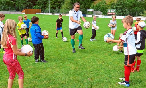 Carsten Gabbert zeigte den Kindern auf dem Sportplatz Schweighausen, wie man mit dem Ball jongliert. Foto: Claudia Dach