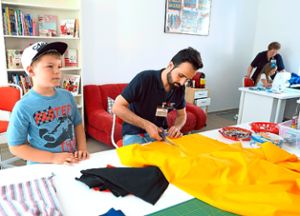 Das Team der Nähstube hilft dabei, Kleider zu ändern oder selbst anzufertigen.   Foto: Wendling