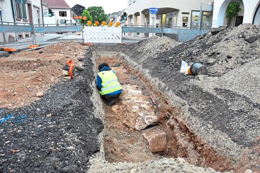 Mitarbeiter der Firma Archaeo-Task sichten die ausgegrabenen Fundamente. Foto: Göpfert Foto: Lahrer Zeitung