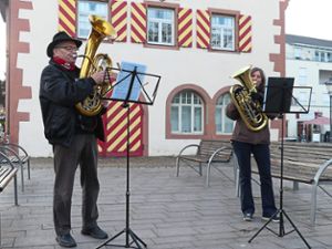 Erich Huck und Silvia Schmid spielten um 7 Uhr  auf dem Rathausplatz in Friesenheim Foto: Bohnert-Seidel
