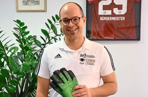 Hofstettens Bürgermeister Martin Aßmuth ist in die Bürgermeister-Fußball-Nationalmannschaft berufen worden. Die Torwart-Handschuhe hat er selbst entworfen. Foto: Störr