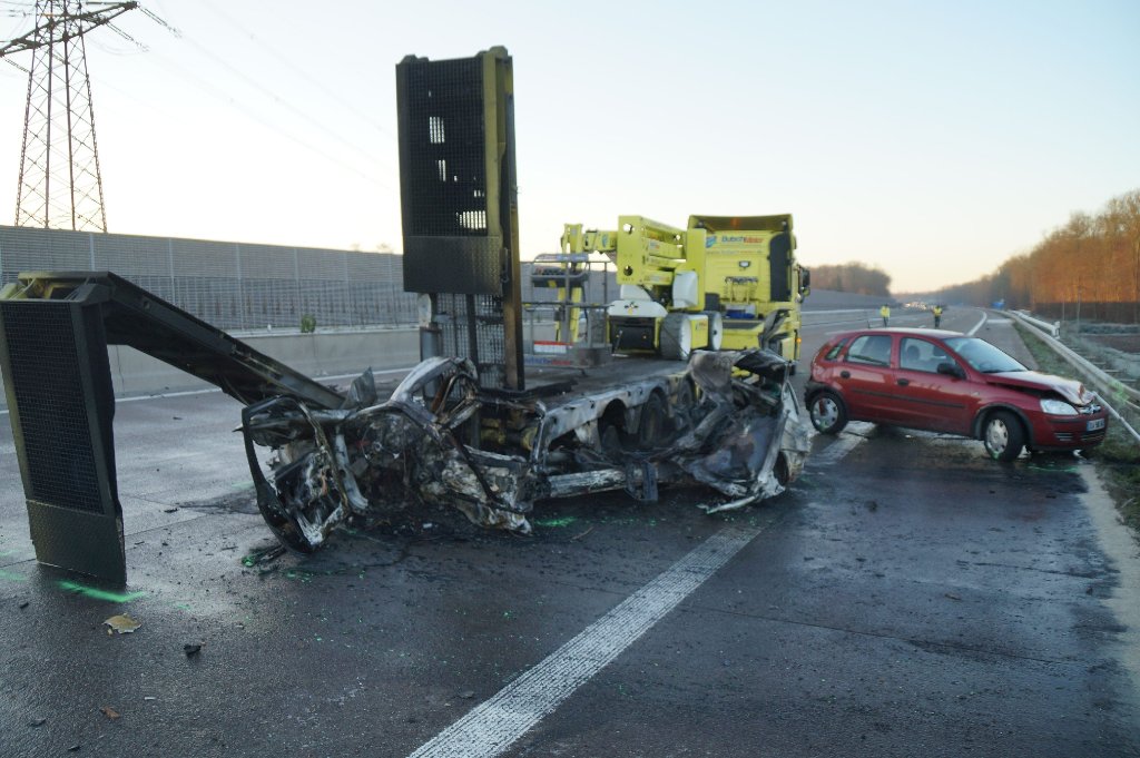 Auf der A5 bei Offenburg gehen zwei Autos in Flammen auf. Ein Fahrer verstirbt noch am Unfallort.