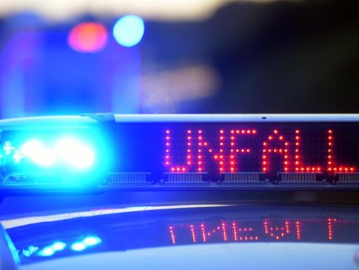 Auf einem Polizeifahrzeug warnt eine Leuchtschrift vor einer Unfallstelle. Foto: Stefan Puchner/Symbol Foto: dpa