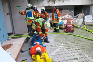 Jeder Handgriff sitzt: Eine verletzte Person wurde von der Feuerwehr Abteilung Oberweier gerettet.  Foto: Bohnert-Seidel Foto: Lahrer Zeitung