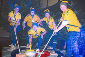 Selbst ein Curlingteam mischte sich unter die Gäste des Musikerballs der Wolfacher Stadtkapelle. Foto: Buchholz Foto: Schwarzwälder Bote