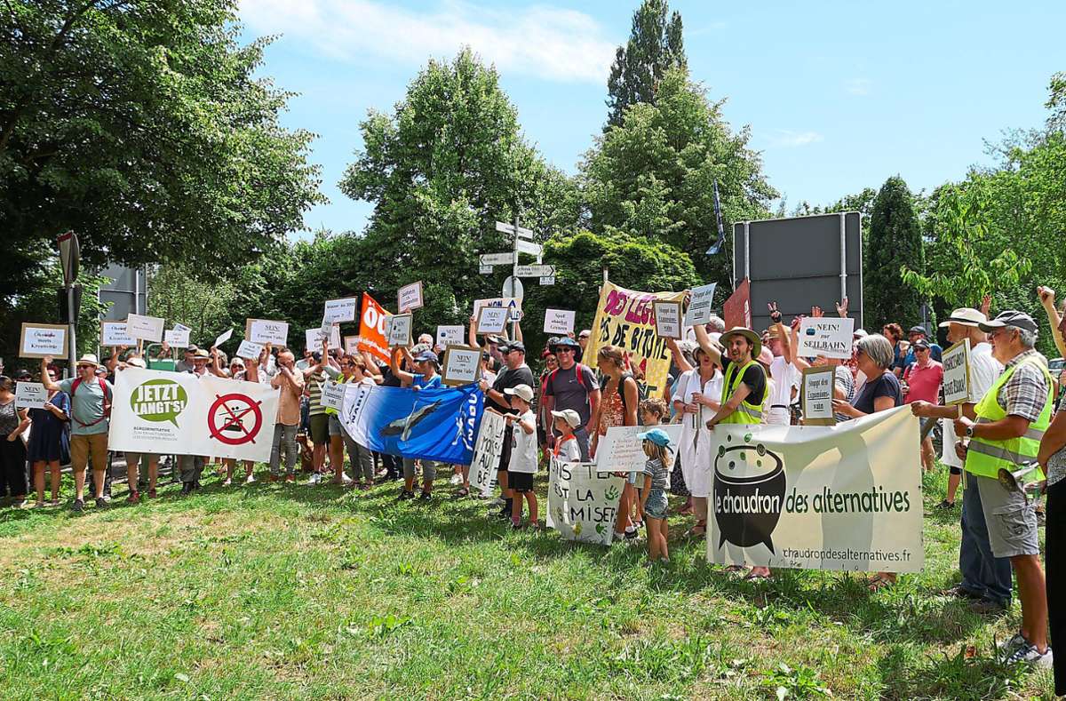 Mehr als hundert Franzosen und Deutsche demonstrierten in Rhinau und Rust gegen die Expansionspläne des Europa-Parks.