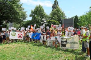 Mehr als hundert Franzosen und Deutsche demonstrierten in Rhinau und Rust gegen die Expansionspläne des Europa-Parks. Foto: Bellemare