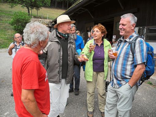 Ein Bild aus besseren Tagen: Gedankenaustausch auf dem Dierlisberg mit Wanderführer Martin Lietzau (Zweiter von links). Die Wanderwoche muss dieses Jahr ausfallen.Foto: Krafczyk Foto: Schwarzwälder Bote