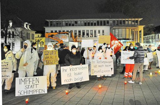 Mitarbeiter aus dem Gesundheitswesen protestierten auf dem Rathausplatz gegen die Spaziergänger. Foto: Baublies