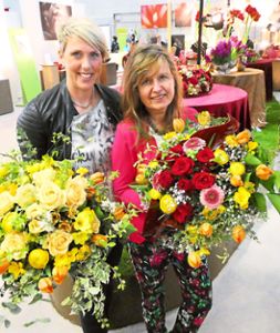 Christina Obergföll (links) und Elke Oberg eröffneten am Freitag die erste Ausstellung in der Blumenhalle und erhielten zum Dank große Blumensträuße.   Foto: Schabel