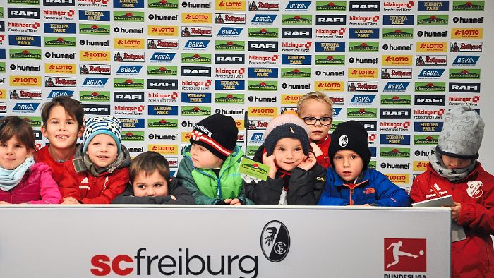 Rust: Nachwuchskicker treffen Fußballprofi Niederlechner