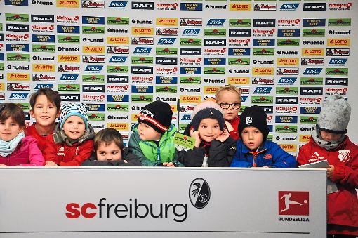 Die Fußball-Stars von morgen: Für die Bambini vom SC Kappel ging  beim Treffen mit Fußball-Star Florian Niederlechner  beim SC Freiburg  ein großer Wunsch in Erfüllung.  Foto: Weißer