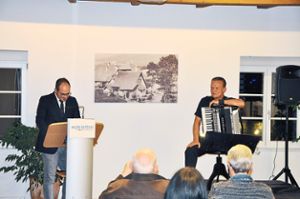 Bürgermeister Martin Aßmuth stellte das Thema des musikalischen Abends und Helmut Neerfeld vor. Foto: Reinhard Foto: Schwarzwälder Bote