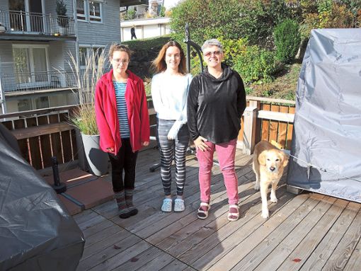 Helena (von links) und Hannah Lauble unterstützen ihre Mutter Annette bei der ehrenamtlichen Arbeit für Tiere in Not, mit auf dem Foto ist Hündin Ella. Foto: Jehle