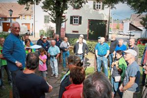 Ausgangspunkt der Brauerei-Exkursion war der Kirchplatz, wo Norbert Weber (links) mehr als 60 Personen begrüßen konnte.   Foto: Schnabl
