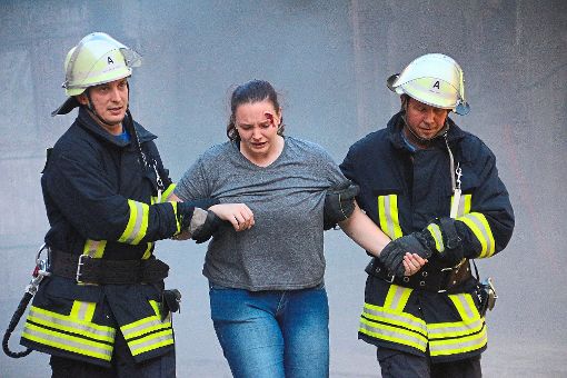 Einsatzkräfte der Feuerwehr Ottenheim retteten bei der Herbstübung Menschen aus einem brennenden Gebäude. Anschließend war der DRK-Ortsverein Meißenheim/Schwanau für die Verletzten zuständig.  Foto: Lehmann