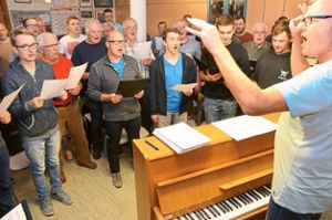 Dirigent Udo Wendle (rechts) probt mit seinen Sängern für das Jahreskonzert.  Foto: Axel Dach Foto: Lahrer Zeitung