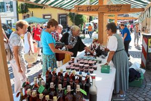 Die Landfrauen bieten ihre Produkte auf ihrem Sommermarkt in der Haslacher Altstadt an. Foto: Schwendemann Foto: Schwarzwälder Bote