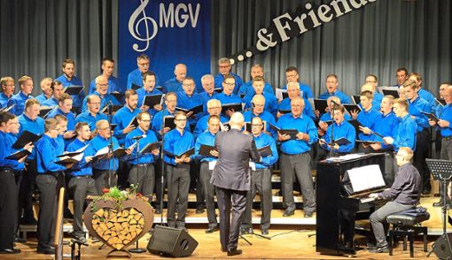 Mehr als 60 Sänger des MGV Schutterbund konnten mit einem bunten Melodienstrauß ihr Publikum überzeugen. Fotos: Axel Dach Foto: Lahrer Zeitung