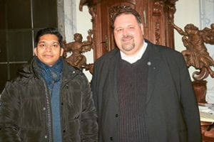 Zwei Priester, die sich auf Anhieb verstehen: Pater Tijo Thomas Parathottiyil (links) aus Indien und Pfarrer Steffen Jelic.  Foto: Bohnert-Seidel