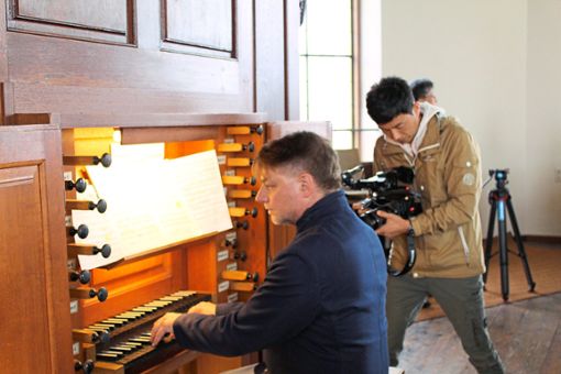 Michael Kaufmann hatte für das koreanische Fernsehteam die Tasten der Silbermann-Orgel gedrückt. Foto: Adler