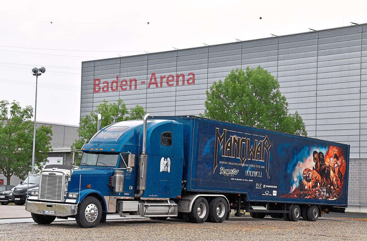 Der Truck vor der Baden-Arena kündigt Großes an: Hier feiert Unternehmer Martin Herrenknecht am Samstag Geburtstag. Gut eine Woche soll der Aufbau gedauert haben. Manowar wird übrigens wohl eher nicht spielen, die beauftragten Veranstaltungstechniker sind nur häufig für die US-Metal-Band im Einsatz.
