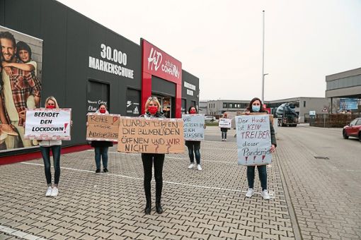 Mit Plakaten und Protest machten die Ettenheimer Verkäuferinnen  auf ihre Not aufmerksam. Foto: Lahrer Zeitung