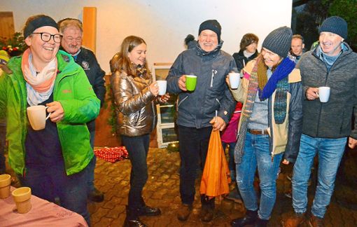 Christina und ihr Vater Fritz  Himmelsbach (von links) schufen eine gemütliche Atmosphäre bei ihrer Aktion für den lebendigen Adventskalender.  Foto: Axel Dach Foto: Lahrer Zeitung