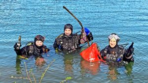 Einsatz unter Wasser: So viel Müll haben Taucher aus dem Schutterner Baggersee geholt