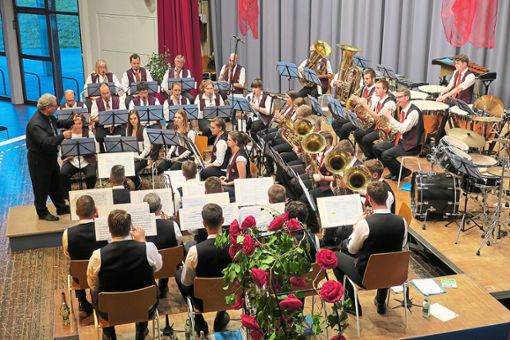 Der Musikverein Oberweier unter der Leitung von Dirigent Adam Kalbfuß präsentierte dem Publikum beim Frühlingskonzert sein  musikalischen Können – und erhielt hierfür  viel Applaus.   Foto: Bohnert-Seidel