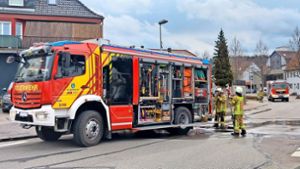 Ein Löschzug der Feuerwehr Albstadt rückte zu einem Elektrobrand in der Onstmettinger Wilhelmstraße aus. Foto: Dunja Kuster
