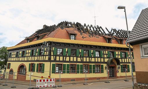 Das Dach des Löwen in Mahlberg wurde bei dem Brand an Pfingstsonntag schwer beschädigt, dazu kommen Wasserschäden durch die Löscharbeiten der Feuerwehr. Das Haus muss wohl abgerissen werden. Foto: Decoux-Kone