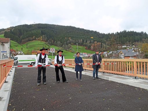 Bauleiter Simon Sum (von links), Holzbau-Unternehmer Reinhard Bonath,  die Landtagsabgeordnete Marion Gentges (CDU) und Bürgermeister Matthias Bauernfeind geben die Brücke frei. Foto: Haas