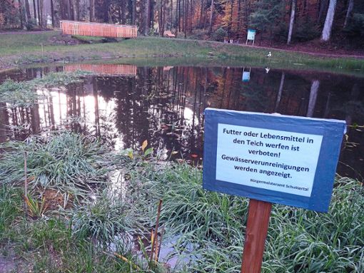 Die Verwaltung weist inzwischen auch mit einem Schild direkt am Sägersweiher auf das Fütterungsverbot hin.  Foto: Weber