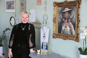 Zippora Zibold präsentiert und verkauft in ihrem neuen Atelier Halsketten, Ohrringe und vieles mehr.  Foto: Lehmann