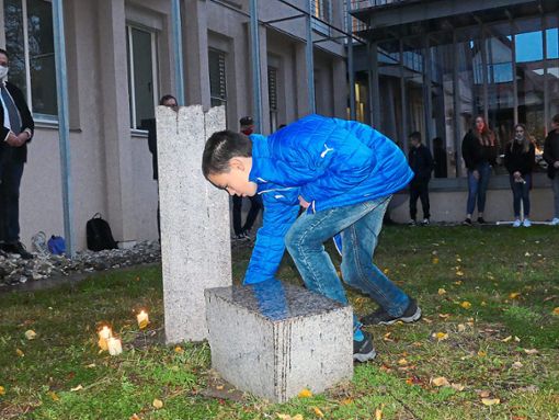 Am Mahnmal in Friesenheim erinnerten mehr als 50 Menschen an das Schicksal der jüdischen Bevölkerung und deren Deportation nach Gurs. Die Schüler entzündeten für jeden jüdischen Bürger eine Kerze.  Foto: Bohnert-Seidel