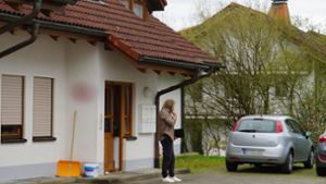 In diesem Haus in Hohentengen soll ein 19-jähriger seine Eltern und seinen Bruder mit einem Messer getötet haben. Foto: David Pichler/dpa/David Pichler