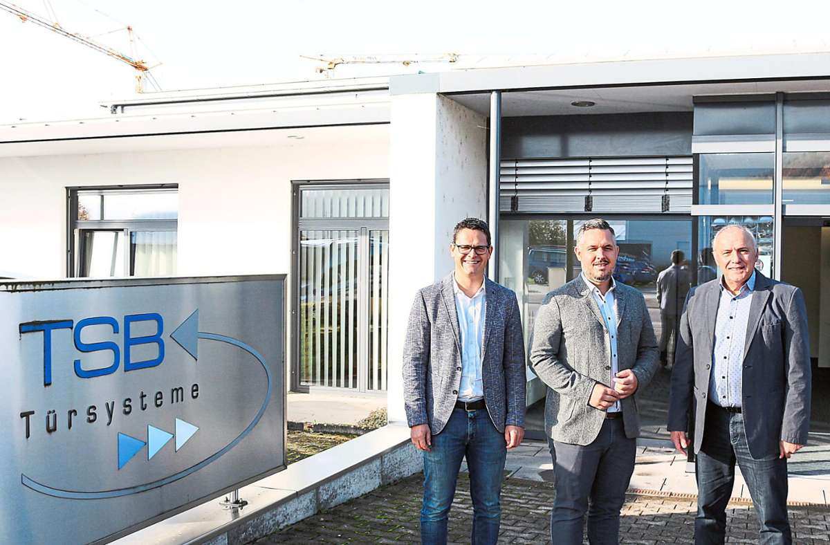 Die Beschläge Koch-Geschäftsführer Peter Meißner (von links) und Florian Koch mit Werner Bühler, Gründer von TSB-Türsysteme, freuen sich über die Übernahme. Foto: Unternehmen