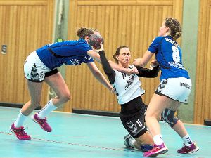 Die  Ottenheimerin Daniela  Ganter wird von zwei Gegenspielerinnen in die Mangel genommen.   Foto: Heck