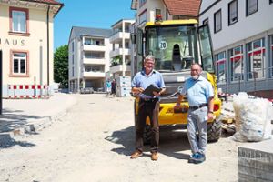 Bürgermeister Thomas Schäfer (rechts) und Bauamtsleiter Rainer Walter freuen sich darüber, dass die Bauarbeiten in der Ortsmitte schneller vorankommen als geplant. Foto: Kiryakova
