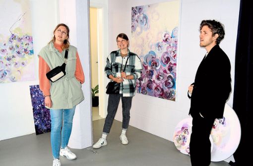 Die Besucherinnen Joanna Heimburger (von links) und Irina Schmider haben sich mit dem Künstler José Schloss über seine Arbeiten ausgetauscht. Foto: Kern