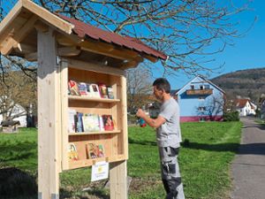 Christian Göppert hat einen Bücherschrank für die Leseratten gebaut. Foto: Bohnert-Seidel Foto: Lahrer Zeitung