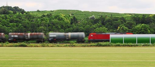 Ein Güterzug verschwindet hinter einer Lärmschutzwand im Norden von Lahr. Wie der Lärmschutz für Anwohner nach dem Ausbau der Rheintalbahn aussehen und wie effektiv er sein wird, sorgt aktuell für Aufregung.  Foto: Merck