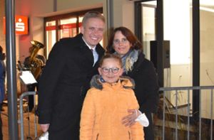 Glücklich über den Wahlausgang: Der neue-alte Bürgermeister Kai-Achim Klare und seine Frau Katrin sowie Tochter Franziska nach der Verkündung des Ergebnisses  Foto: Göpfert