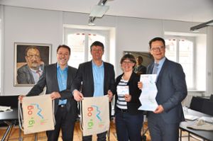 Von links: Hans-Peter Kopp, Oliver Martini, Kirstin Niemann und Marco Steffens zeigen das Logo der zukünftigen LGS.  Foto: Röckelein Foto: Lahrer Zeitung