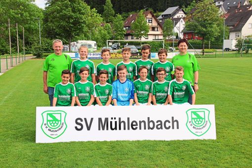 Die D-Junioren des SV Mühlenbach  mit den beiden Trainern Gertrud Orthey (rechts) und Anton Maier (links) Foto: Bührer Foto: Schwarzwälder Bote