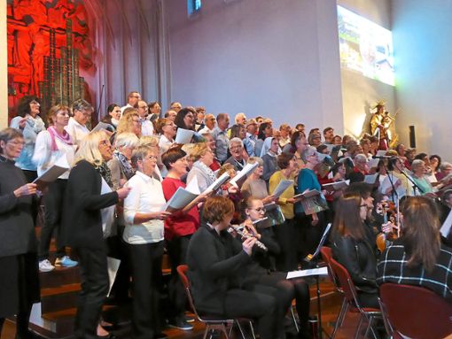 Der 75-stimmige Chor und die Musiker begeisterten das Publikum in der Pfarrkirche St. Laurentius.  Foto: Dorn Foto: Schwarzwälder Bote