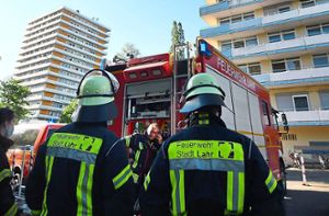 Die Feuerwehr rückte mit starken Kräften in die Römerstraße aus – ein Bewohner hatte Essen auf dem Herd  und war eingeschlafen. Schaden gab es keinen. Foto: Kamera 24