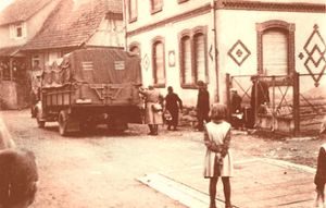 Diese Aufnahme von Wilhelm Fischer aus Seelbach  zeigt den Abtransport der Familie von Kurt Maier  – der kleine Junge mit der Aktentasche, der heute mit 90 Jahren in Washington lebt. Die Familie wurde mit einem  Armeelastwagen abgeholt.  Foto: Wilhelm Fischer